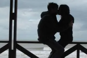 Couple kissing in sillouette